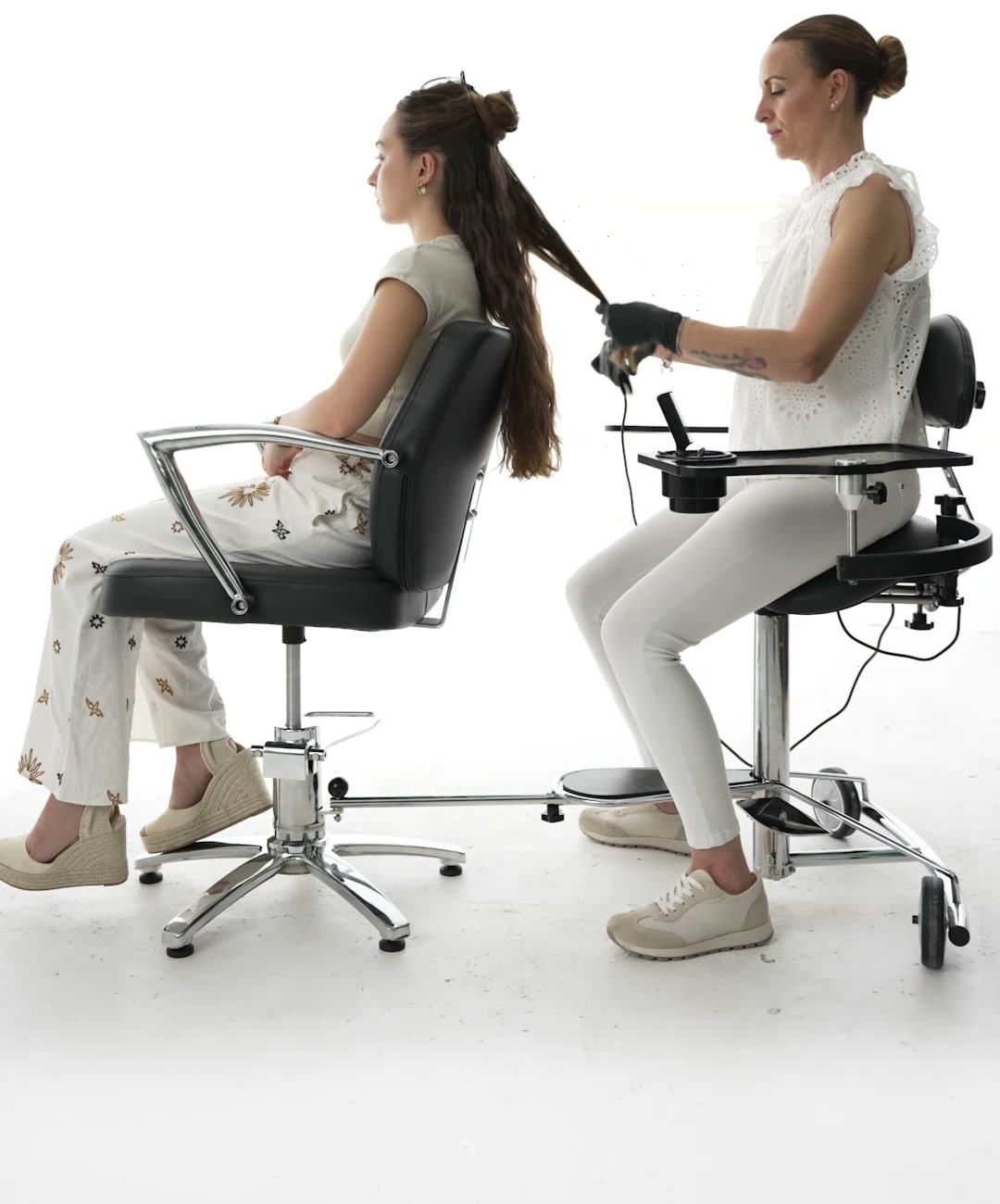 Profesional sentada en SPIN trabajando junto a su clienta